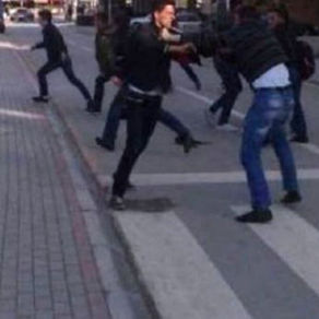 Përleshje e dh*nshme ! Dy të rinj përfundojnë në spital pas konfliktit masiv