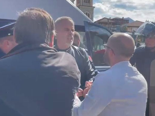 Tensione në Korçë! Avokati ndërhyn gjatë shoqërimeve të dhunshme të protestuesve: Po merrni fëmijët! Lërini të protestojnë