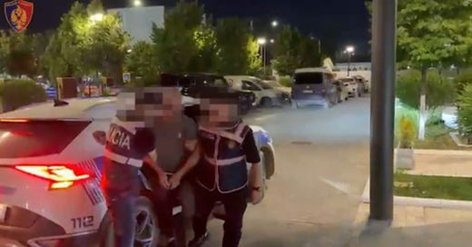 Mbante në banesë a*më zjarri, krehra dhe fishekë kallashnikovi, arrestohet 43-vjeçari