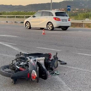 Aksident : Motomjeti përplaset me automjet, dy persona në spital