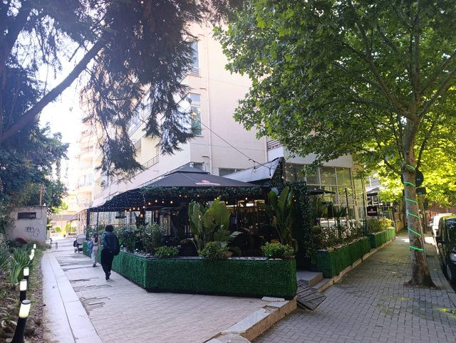 Çfarë parashikon drafti i ri? Pas aksioneve, trotuaret dhe sheshet “uzurpohen” sërish, gati rregullorja për hapësirat publike