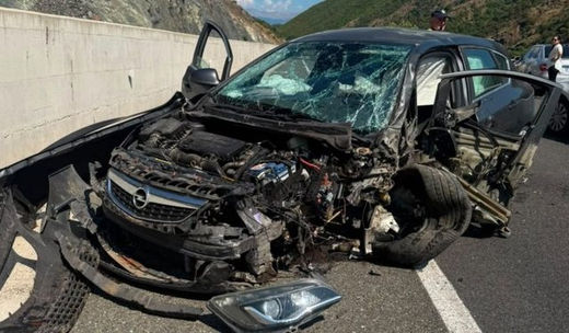AKSIDENT/ Përplasen dy automjete, një i lënduar niset në spital