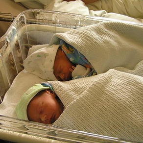 TRAGJIKE! 27-vjeçarja humb jetën pas lindjes së binjakëve