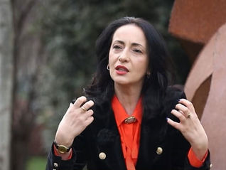 Moderatorja shqiptare, thirrje vajzave: Mos u martoni, vetëm halle ke!