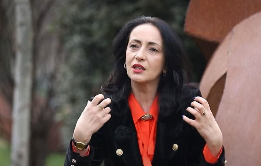 Moderatorja shqiptare, thirrje vajzave: Mos u martoni, vetëm halle ke!