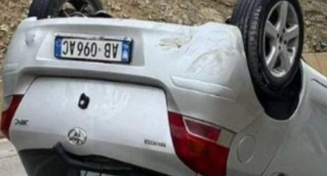 Humb kontrollin dhe përmbyset në kthesën e Senicës, drejtuesi i mjetit në gjendje të mirë