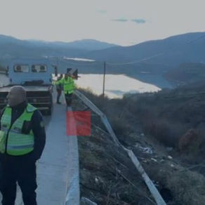 Momente paniku/ Automjeti rrëshqet nga rruga dhe godet murin mbajtës