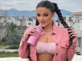 FOTO/ Enca Haxhia surprizon fansat dhe zbulon origjinën nga qyteti i njohur shqiptar