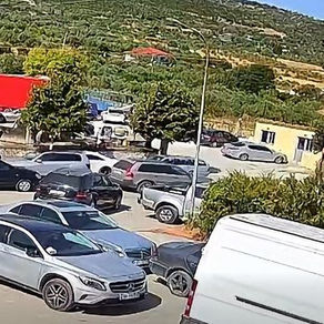 Po varroste kushëririn, hajduti i futet në makinë këngëtarit të muzikës popullore dhe i merr paratë