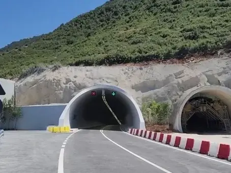 Lajmi i fundit / Makina përfshihet nga flakët, gjendet trup i djegur brenda