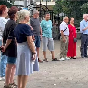 Protestat kundër qeverisë, qytetarët në Korçë edhe pse të pakët vijojnë tubimet e përditshme: Rama të largohet