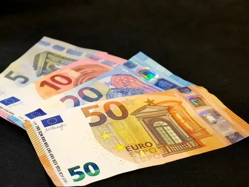Euro, dollari dhe paundi me çmime të reja, ja me sa këmbehen këtë të shtunë