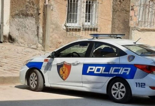 Dh*noi bashkëshorten dhe g*diti fqinjen, procedohet 52-vjeçari në Vlorë