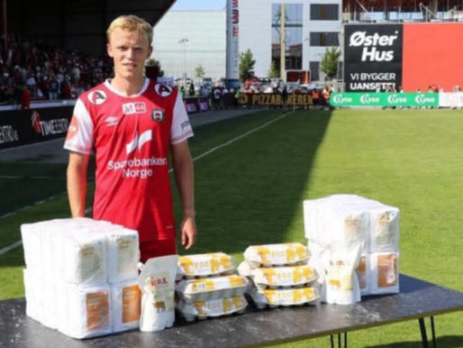Vazhdon “çmenduria” në futbollin norvegjez – Lojtari i ndeshjes shpërblehet me vezë, miell dhe qumësht