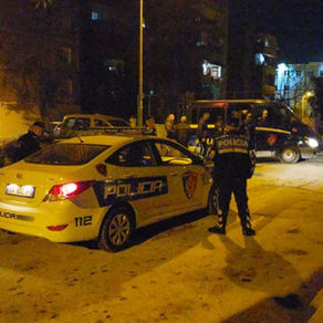 I iku patrullës! 15-vjeçari përplas makinën e policisë, plagoset efektivja