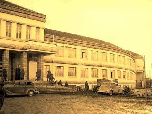 Fill pas mbledhjes së parë të prefektit Ismet Kryeziu, u duk qartë se të gjithë kishin qenë të gatshëm të ndihmonin me sa mundeshin për ngritjen e godinës qeveritare