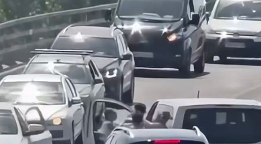 Plas sherri, shqiptarët gr*shtohen në mes të rrugës se kush do kalojë urën i pari