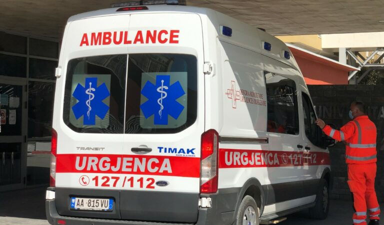 LAJMI FUNDIT/ Devoll: Zetori del nga rruga dhe përmbyset në aksin Korçë-Bilisht, plagoset drejtuesi