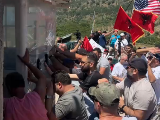 Banorët në protestë, shembin barrierat pas 22 vitesh bllokim