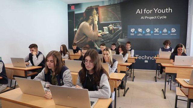ChatGPT hyn në shkolla, ja si do ta përdorin mësuesit dhe nxënësit inteligjencën artificiale