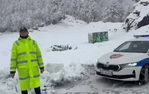 Priten reshje bore, policia apel shoferëve: Tregoni kujdes, ka lagështi dhe ngrica në rrugë