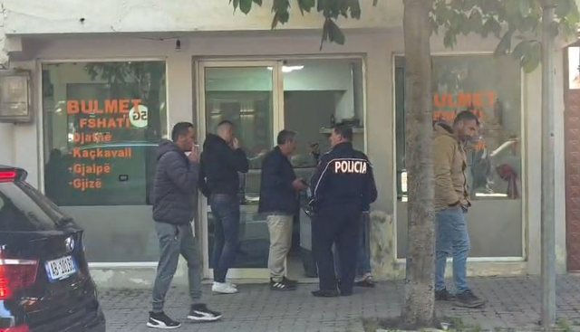 Vidhet një dyqan bulmeti në Pogradec, autorët thyejnë me forcë derën dhe zbrazin të gjithë mallin