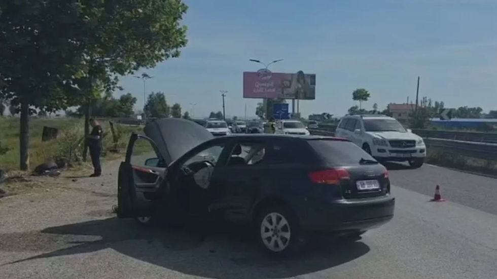 Makina del nga rruga dhe përplaset me pemën në rreth-rrotullimin e Kolonjës, plagoset një grua