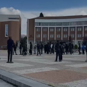 Nis protesta/ Të rinjtë në Korçë marshojnë në rrugët e qytetit, ja si paraqitet situata