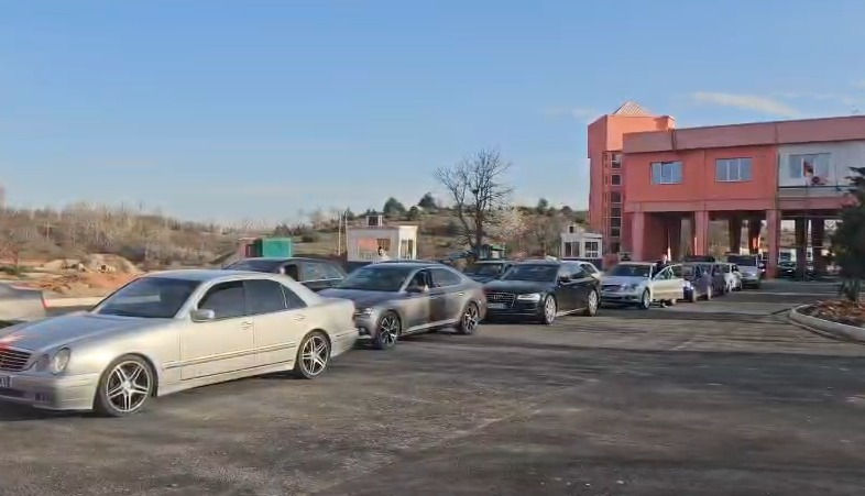 Radhë kilometrike dhe pritje me orë të tëra në Qafë Thanë, kryetari i Bashkisë Pogradec: T’i jepet zgjidhje