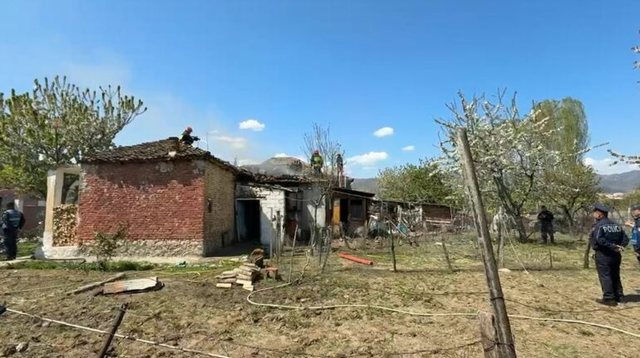 A house has been destroyed by fire in Starovë, Pogradec, while a tragedy has been avoided