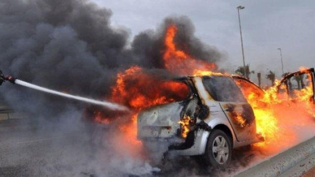 Digjet makina gjatë orëve të para të mëngjesit, dëmtohen dhe dy automjete të tjera