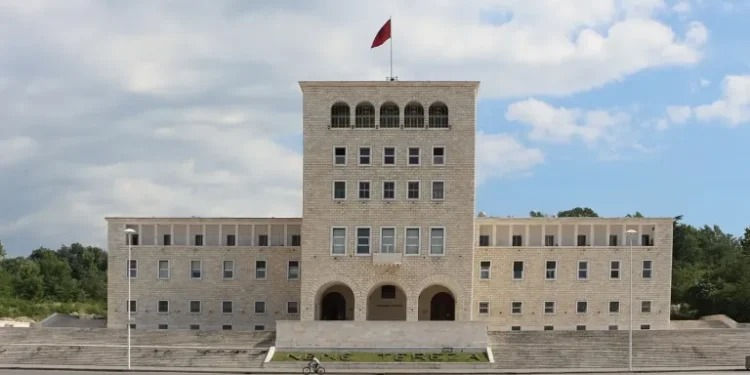 Auditimi zbulon shkelje të rënda, shkarkohet administratori i universitetit 