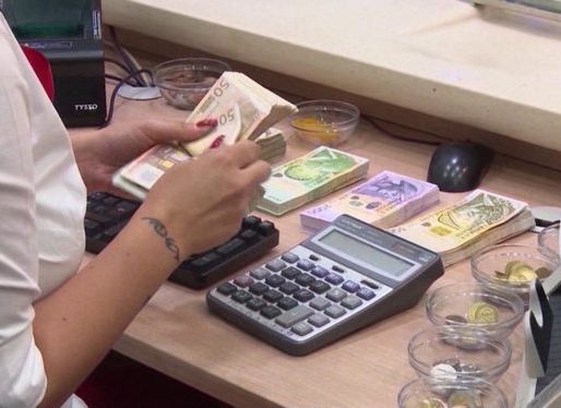Pse po kufizohet paraja cash në Shqipëri?