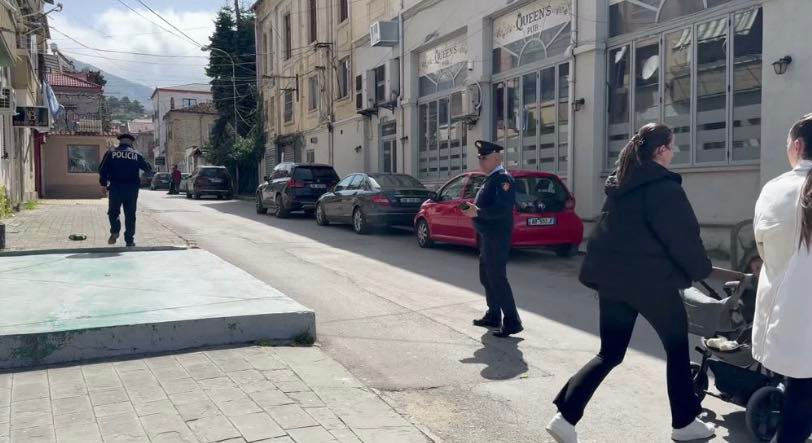 Sherri mes të rinjve në Korçë/ Policia arreston 19-vjeçarin që plagosi të miturin, nis procedimi edhe për tre të tjerë
