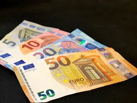 Këmbimi valutor/ Euro vijon rënien përballë lekut, me sa blihen dhe shiten monedhat e huaja sot