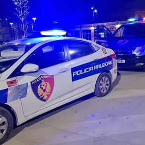 Përplasje mes dy makinash, efektivi i policisë nxjerr a*mën gjatë sherrit