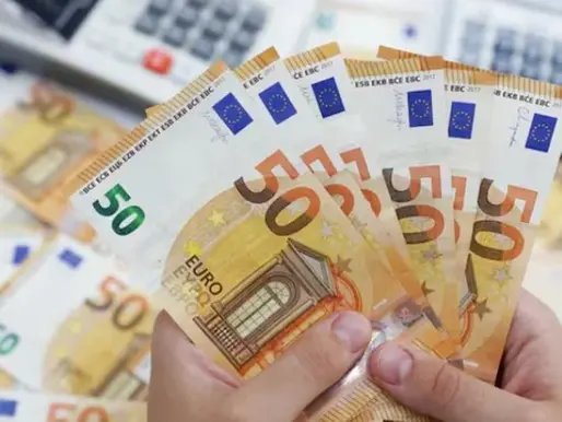 Euro “dorëzohet” përballë lekut, zbret për herë të parë nën 90 lekë