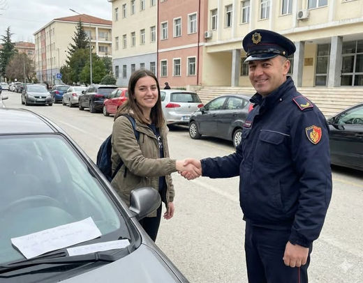 Mos ma vendos gjobën, të lutem, jam në shkollë