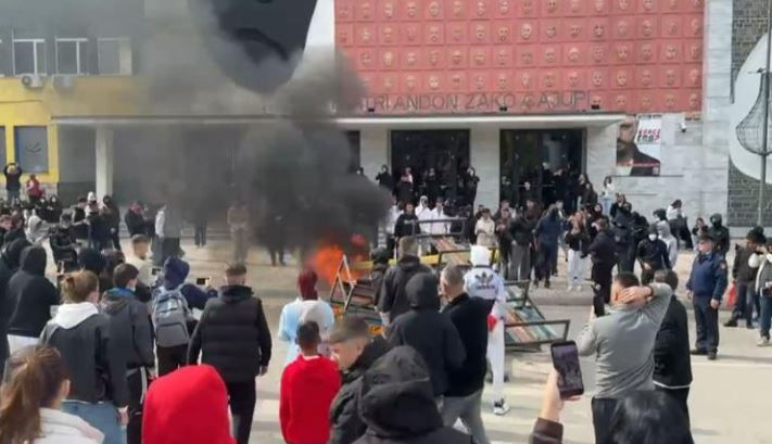 Korçë/ Gjykata liron dy të rinjtë e arrestuar për protestën, do hetohen me detyrim paraqitjeje