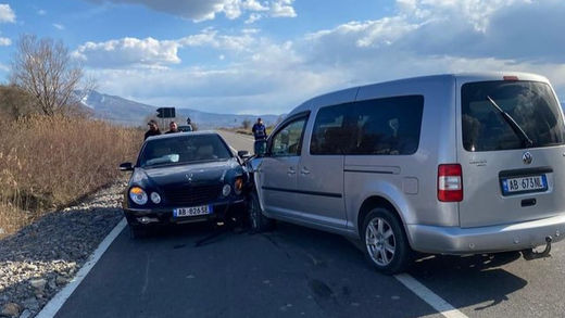 Aksident i rëndë rrugor në Korçë–Ersekë, dy persona dërgohen në spital