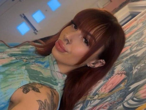 Intimacy with a prisoner and smuggling dr*gs into the cell, how many YEARS in prison was the officer sentenced to?