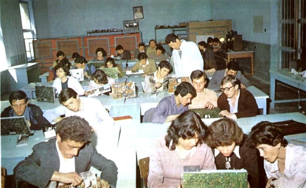 FOTO e rrallë / Studentët e inxhinierisë nën diktaturë, ja si i motivonte Enver Hoxha për vitin e ri akademik