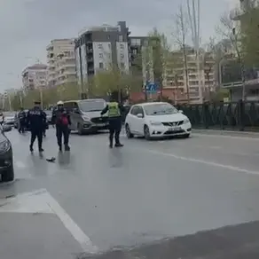 E përplas me makinë dhe zhduket me vrap, shoferi braktis “Benz”-in