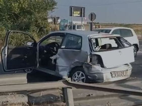 ACCIDENT this morning / Volkswagen and minibus collide at an intersection