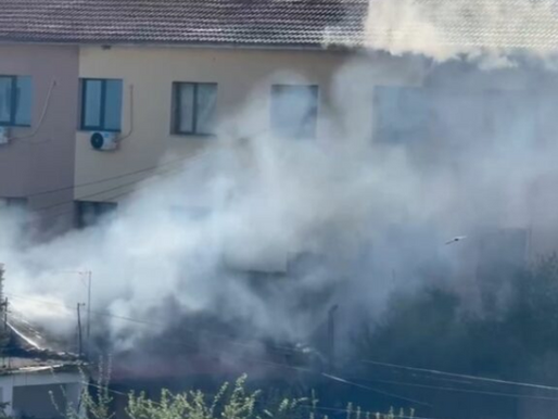 LAJMI FUNDIT/ Flakët përfshijnë banesën në lagjen 10 në Korçë, familja arrin të largohet në kohë