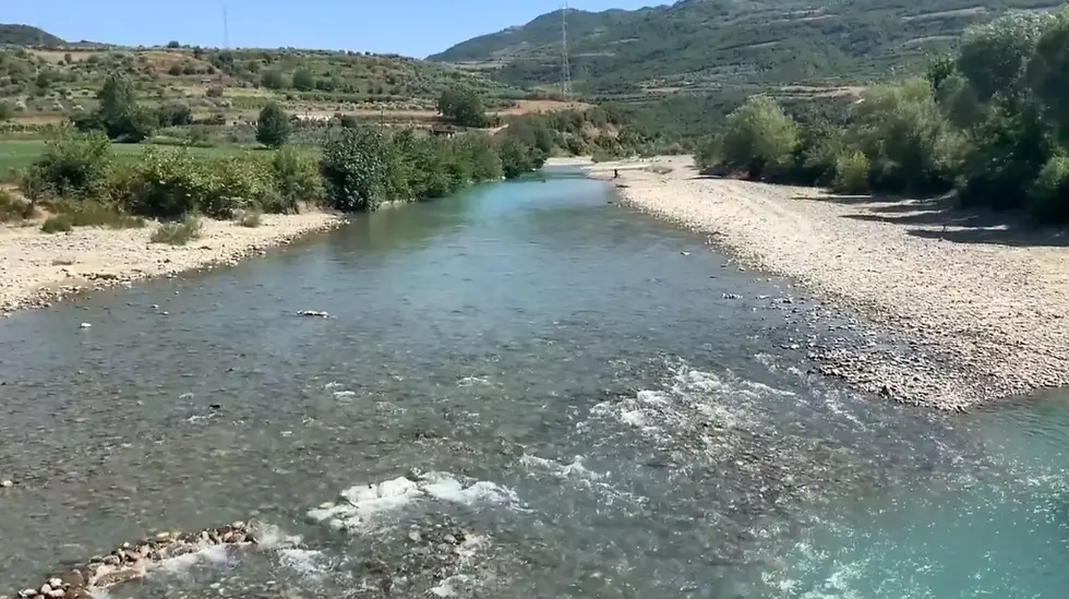 I mituri u mb*t në lumë, banorët e fshatit akuza shtetit: Pritat lumore u bënë shkak, djali mbeti në gropat e mbushura me baltë
