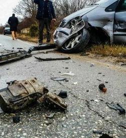 AKSIDENT I RËNDË/ Përplasen tre makina, humb jetën një person