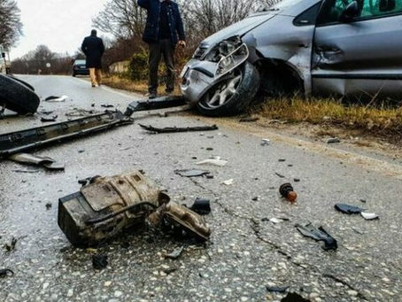 AKSIDENT I RËNDË/ Përplasen tre makina, humb jetën një person