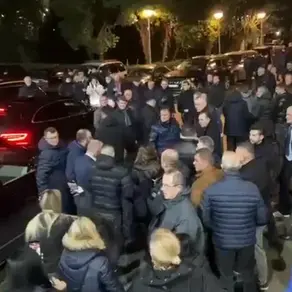 Pamje të forta: Deputeti i Korçës dërgohet me urgjencë në QSUT