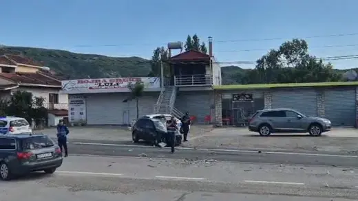 Kamioni përplaset me automjetin, tre persona përfundojnë në spital